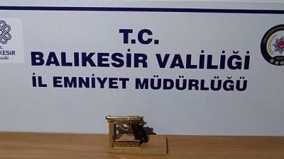 Edremit’te kız meselesi nedeniyle husumetli olduğu kişiyi silahla vurarak yaralayan