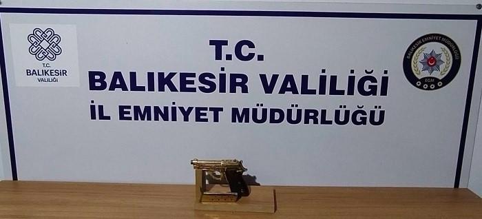 Kız meselesinden husumetlisini tabanca ile vurdu Edremit’te kız meselesi nedeniyle husumetli olduğu kişiyi silahla vurarak yaralayan