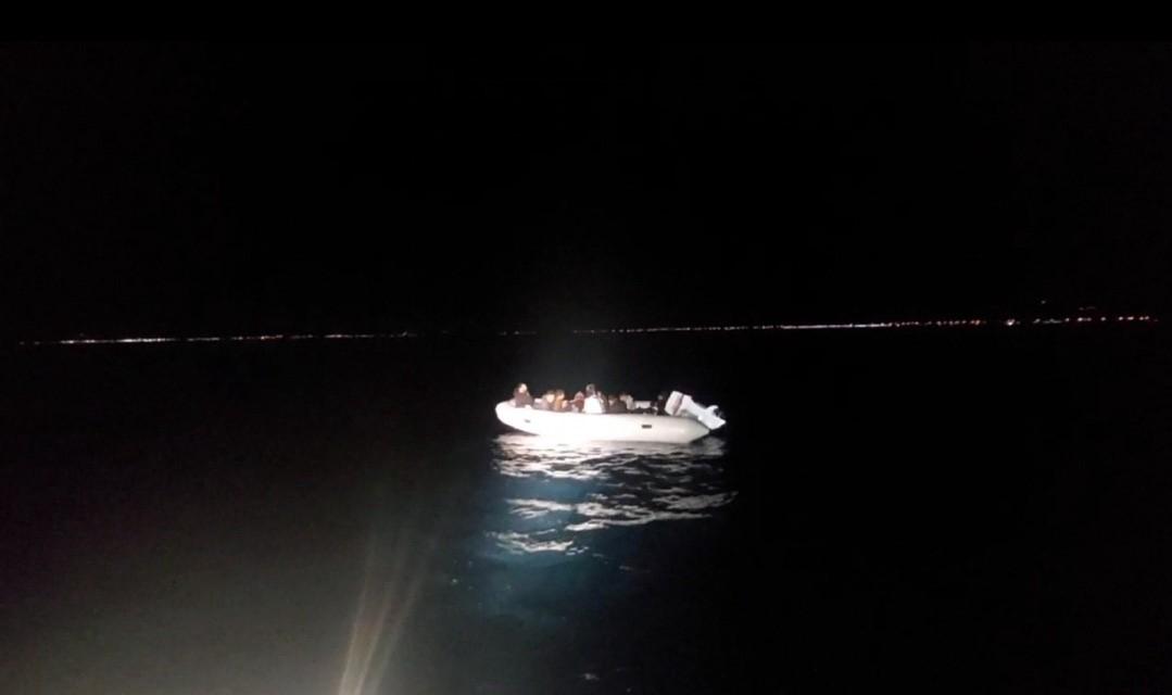 Ayvalık’ta 11 düzensiz göçmen ve 6 çocuk kurtarıldı Ayvalık’ta, yasa dışı yollarla Yunanistan’ın Midilli Adası’na gitmek isteyen 11