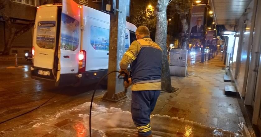 Bandırma sokakları deterjanlarla yıkandı Bandırma Belediyesi ekipleri tarafından Ramazan Bayramı öncesi cadde ve sokaklar