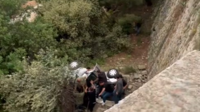 Antalya’da yaklaşık 15 metrelik yükseklikten uçarak bir ağacın üzerine düşen