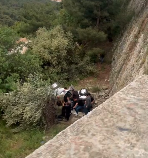 Antalya’da yaklaşık 15 metrelik yükseklikten uçarak bir ağacın üzerine düşen