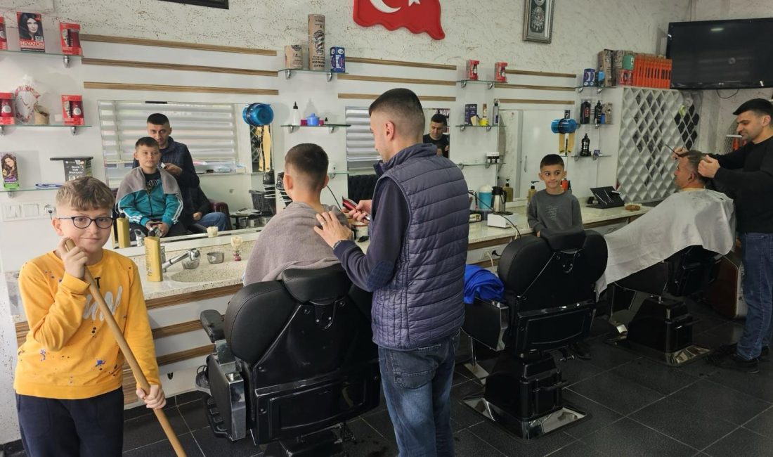 Bandırma’da berberlerin Ramazan Bayramı mesaisi Bandırma’da Ramazan Bayramı’nın yaklaşması ile birlikte kuaför ve berberlerde yoğunluk