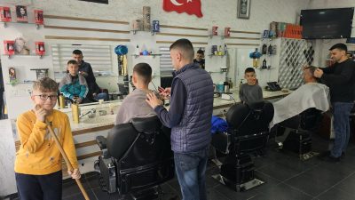 Bandırma’da Ramazan Bayramı’nın yaklaşması ile birlikte kuaför ve berberlerde yoğunluk