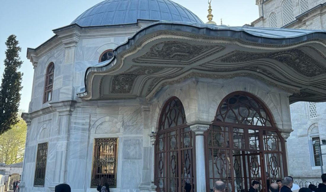 İstanbul’da vatandaşlar türbeleri ziyaret etti İstanbul’da vatandaşlar Ramazan Bayramı’nın ikinci gününde Fatih’te bulunan türbeleri ziyaret