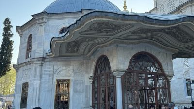 İstanbul’da vatandaşlar Ramazan Bayramı’nın ikinci gününde Fatih’te bulunan türbeleri ziyaret