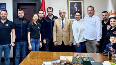 Ramazan Bayramı’nda vatandaşlarla bayramlaşan Erdek Belediye Başkanı Burhan Karışık, “Ramazan