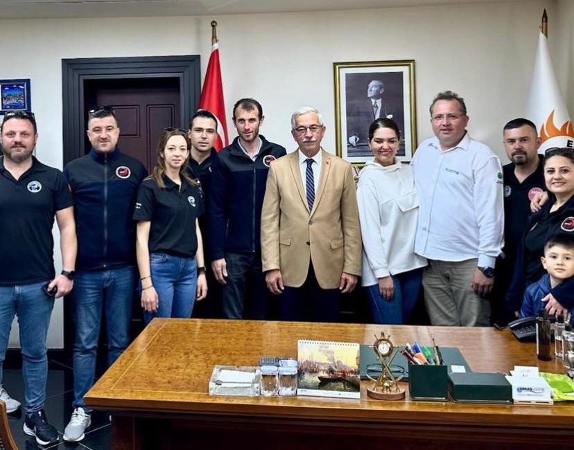 Karışık, Erdeklilerin bayramını kutladı Ramazan Bayramı’nda vatandaşlarla bayramlaşan Erdek Belediye Başkanı Burhan Karışık, “Ramazan