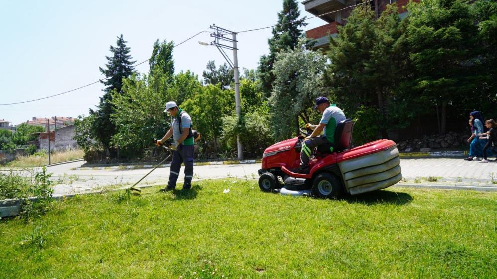 Altıeylül’de parklara bahar bakımı Altıeylül Belediyesi havaların ısınmasıyla birlikte ilçe genelinde parkların temizliği ile