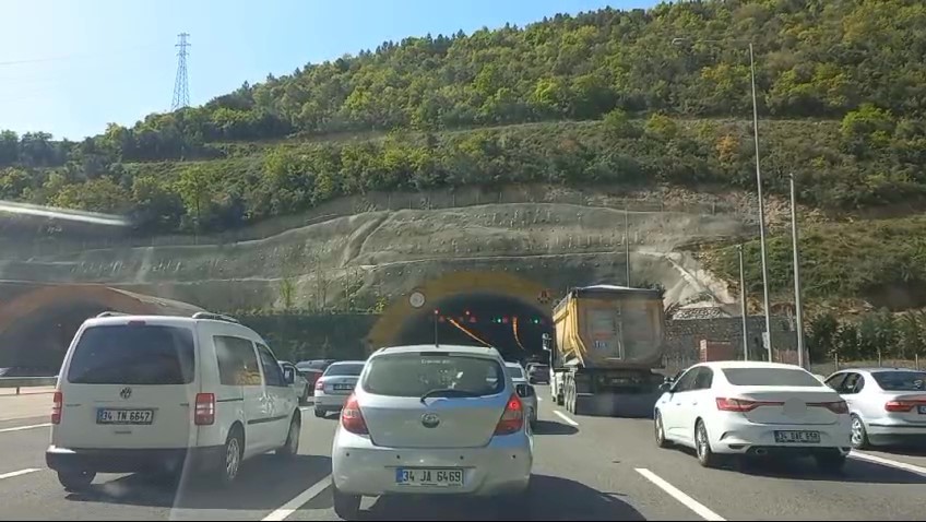 Kuzey Marmara Otoyolu’nda meydana gelen kaza trafiği felç etti Kuzey Marmara Otoyolu Düzce mevki İstanbul istikametinde meydana gelen kaza