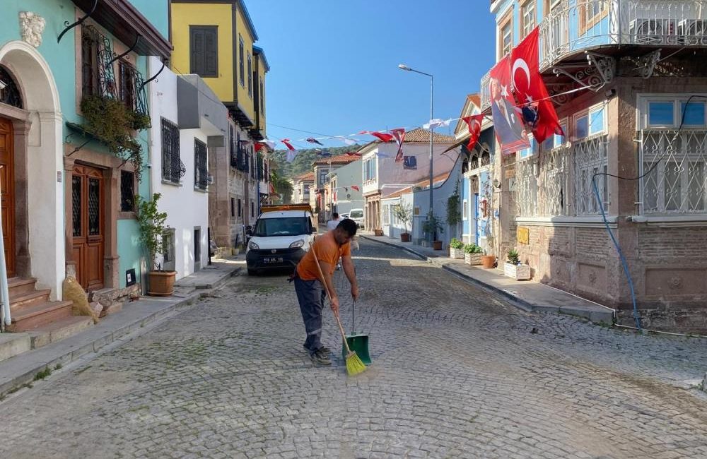 Ayvalık’ta, bayram tatilinde yaklaşık 15 bin ton çöp toplandı 9 günlük Ramazan Bayramı tatilinde ziyaretçi akınına uğrayan Ayvalık’ta Temizlik