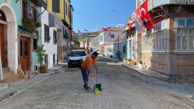 9 günlük Ramazan Bayramı tatilinde ziyaretçi akınına uğrayan Ayvalık’ta Temizlik