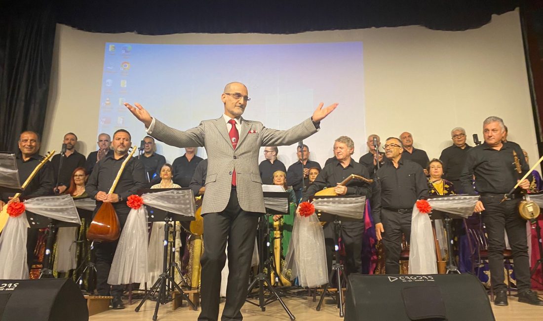 Bandırma’da gerçekleştirilen “Türk Halk Müziği” konserinde koro tarafından seslendirilen “Yüzünü