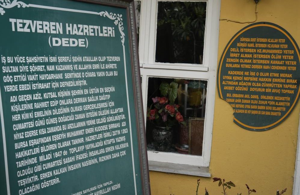 Evin içinde bulunan türbe vatandaşların dikkatini çekiyor Bursa’da bir evin içinde bulunan Tezeren Dede Türbesi Ramazan ayında