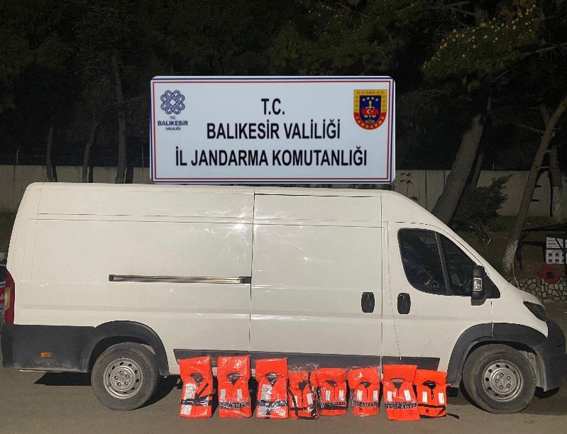 Edremit’te jandarma tarafından yapılan operasyonda 33 düzensiz göçmen ve bir