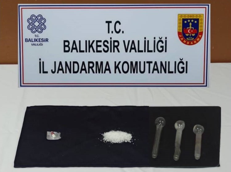 Balıkesir’de jandarma ekipleri tarafından 3 ilçede gerçekleştirilen uyuşturucu operasyonunda 7