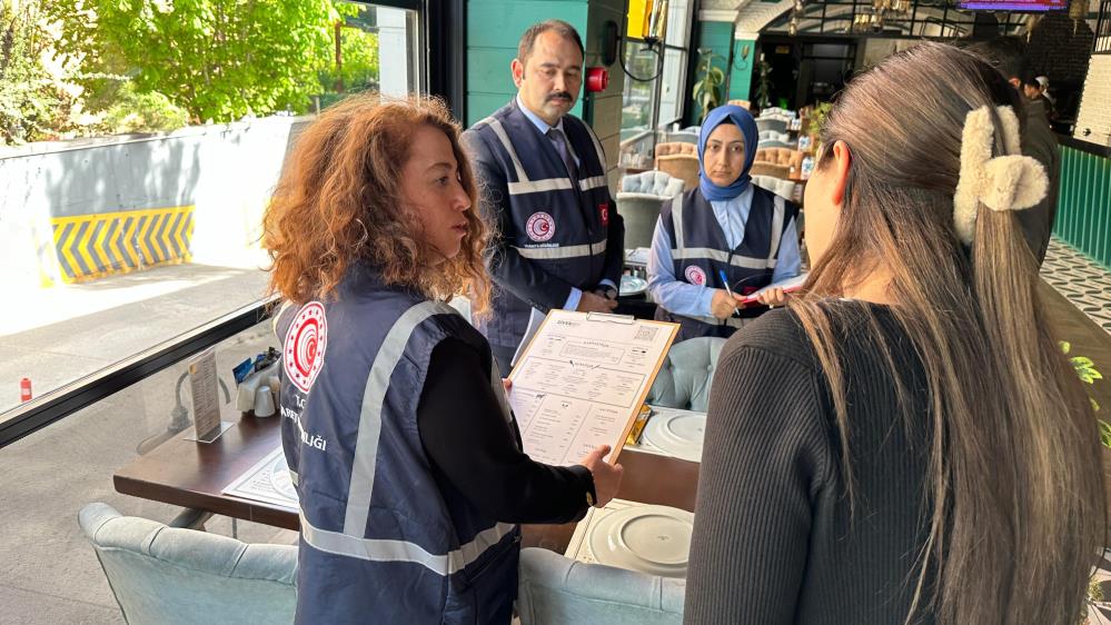 Ticaret Bakanlığı’ndan restoran ve kafelerde fiyat listesi denetimi Ticaret Bakanlığı ekipleri Ankara, İstanbul ve İzmir’deki yiyecek ve içecek