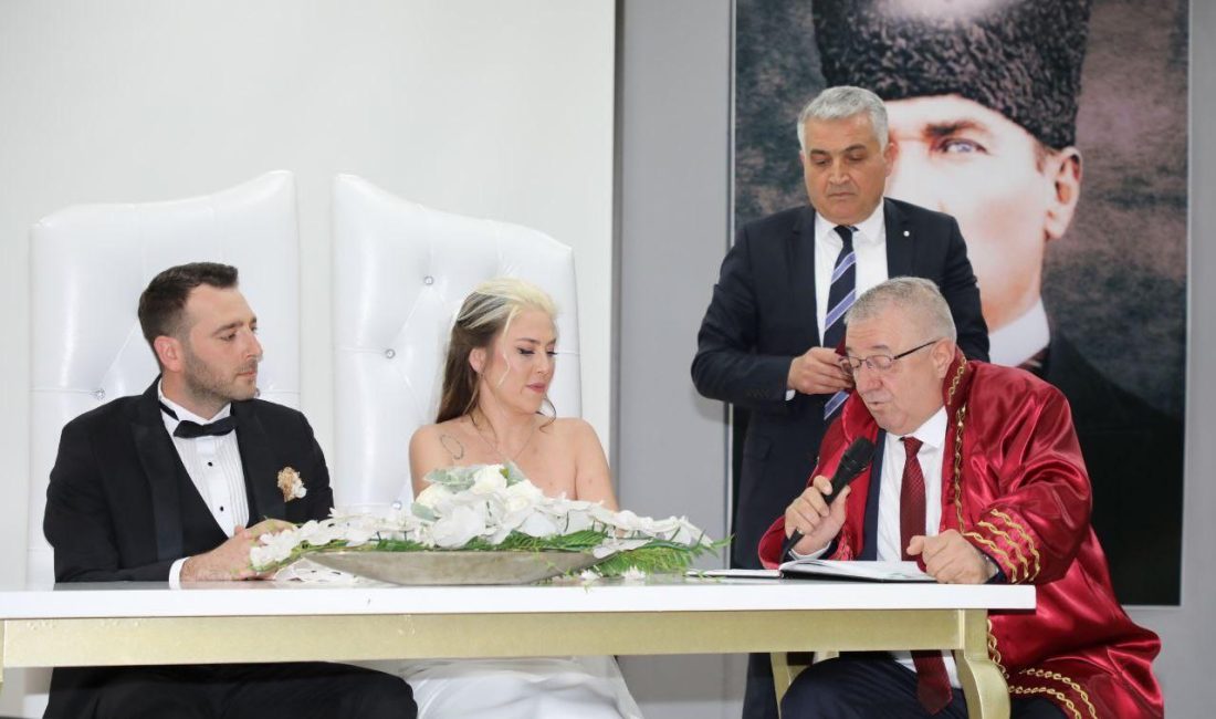 Edremit Belediye Başkanı Mehmet Ertaş, ilk nikahı kıydı Edremit Belediye Başkanı Mehmet Ertaş, göreve başladıktan sonra ilk nikah
