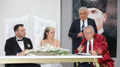 Edremit Belediye Başkanı Mehmet Ertaş, göreve başladıktan sonra ilk nikah