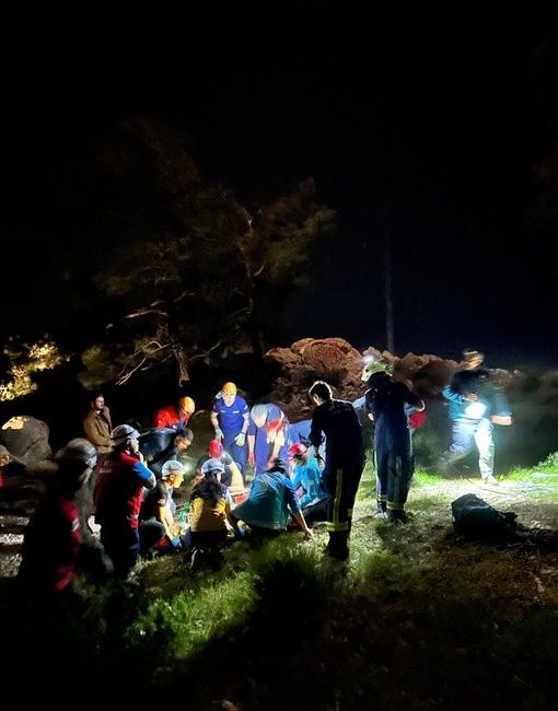 Bakan Yerlikaya: “Antalya’da teleferik vagonunda mahsur kalan 2 yaralının tahliye çalışmaları devam ediyor” İçişleri Bakanı Ali Yerlikaya, “Sarısu-Tünektepe teleferik hattını taşıyan direklerden birinin