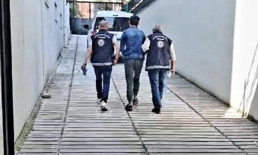 Balıkesir’de yabancı uyruklu göçmen kaçakçısı yakalandı Balıkesir’de polis ekiplerinin düzenlediği operasyonda Afganistan uyruklu göçmen kaçakçısı yakalandı.Balıkesir