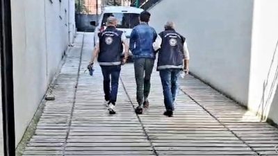 Balıkesir’de polis ekiplerinin düzenlediği operasyonda Afganistan uyruklu göçmen kaçakçısı yakalandı.Balıkesir