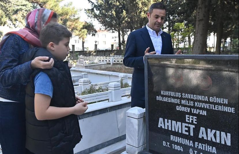 Ramazan Bayramı’nda Balıkesir Büyükşehir Belediye Başkanı Ahmet Akın, eşi ile