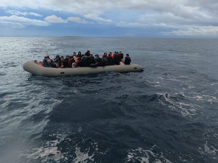 Ayvalık açıklarında 56 düzensiz göçmen yakalandı Yunanistan’ın Midilli (Lesvos) Adasına yasadışı yollardan geçmek isteyen 25’i çocuk