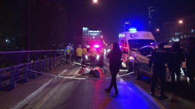 Şişli E-5 Karayolu’nda sürücüsünün kontrolünden çıkan motosiklet bariyerlere çarptı. Çarpmanın