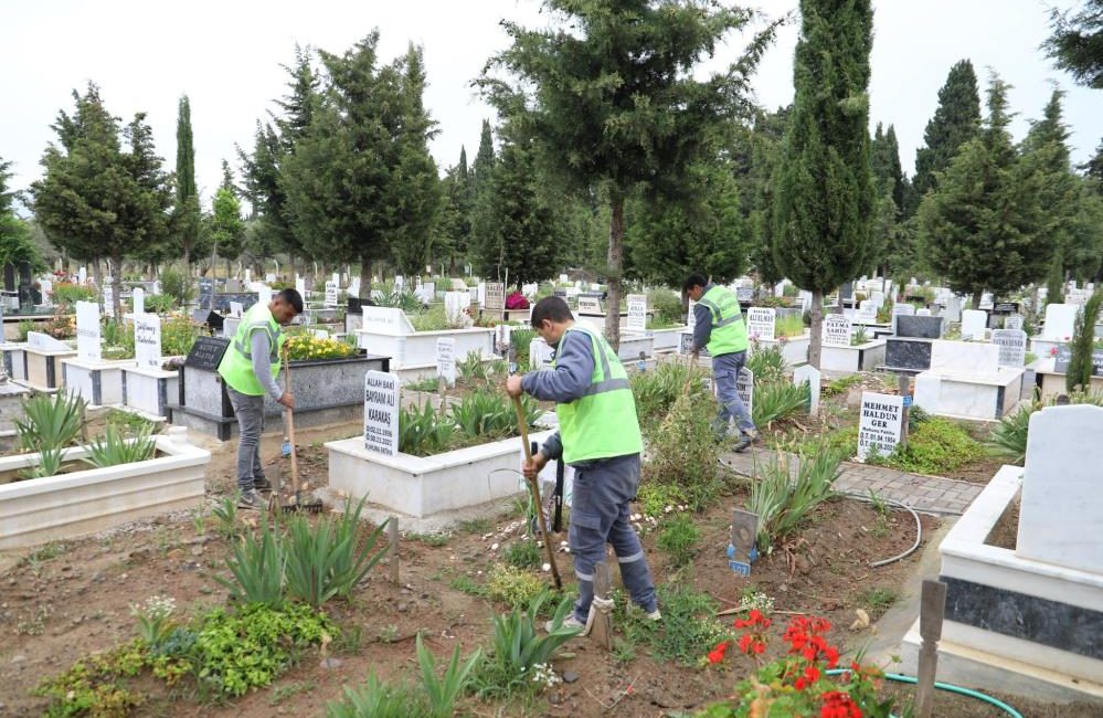 Burhaniye Belediyesi mezarlıkları bayram için hazırladı Burhaniye Belediyesi, yaklaşan Ramazan Bayramı dolayısıyla ilçede bulunan tüm mezarlıklarda