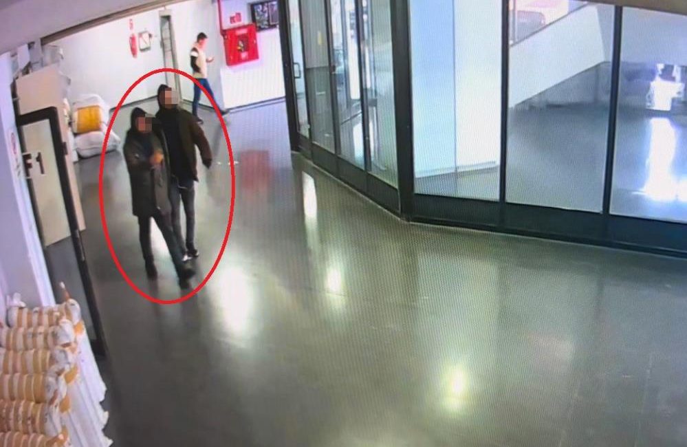 Bursa’da fabrikaya işçi gibi geldiler, çaldıkları kumaşları taksiyle götürdüler Bursa’da işçi gibi girdikleri kumaş fabrikasından sevkiyata hazır olan kumaşları