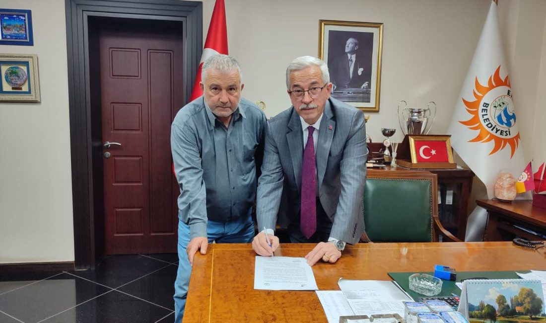 Erdekli vatandaşların kıyafetlerini bağışlaması amacıyla “Kızılay Kıyafet Bağış Kutusu” cadde