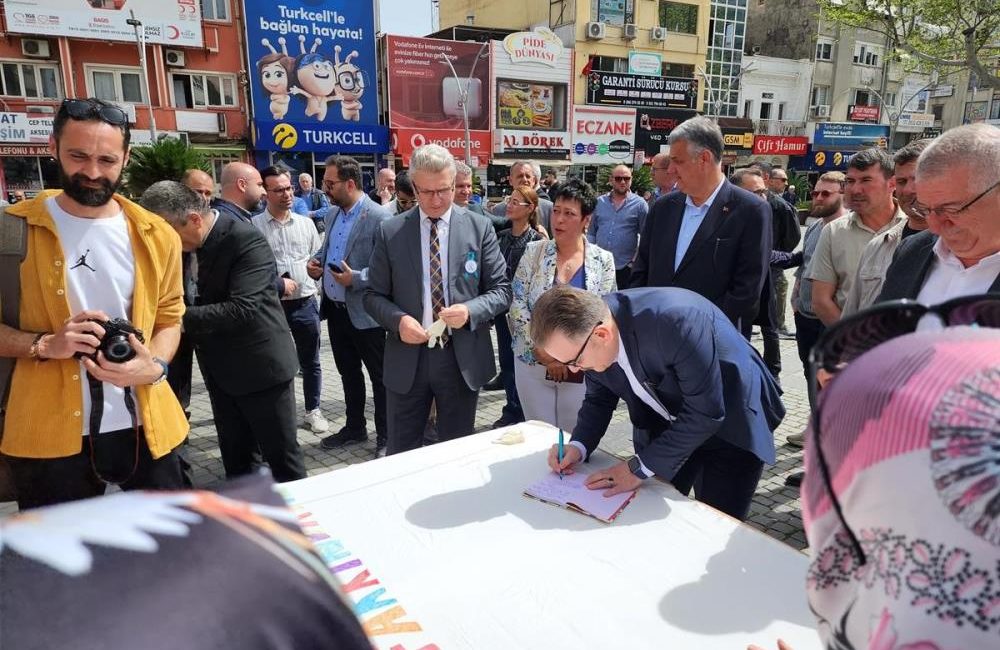  Edremit Kaymakamı Ahmet Odabaş, Otizm Farkındalık Günü dahilinde Edremit İlçe