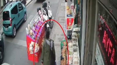 Bursa’da dükkan önünde duran zeytin bidonlarını gören kadın, önce müşteri