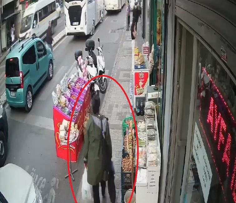 Bursa’da dükkan önünde duran zeytin bidonlarını gören kadın, önce müşteri