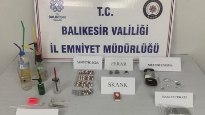  Sındırgı’da uyuşturucu madde imal ve ticareti yaptığı tespit edilen şüpheliler,