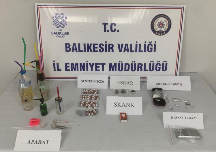 Sındırgı’da uyuşturucu madde imal ve ticareti yaptığı tespit edilen şüpheliler,