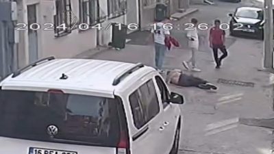 Bursa’da 3 genç, tartıştıkları bir kişiyi acımasızca darp edip, kafasına