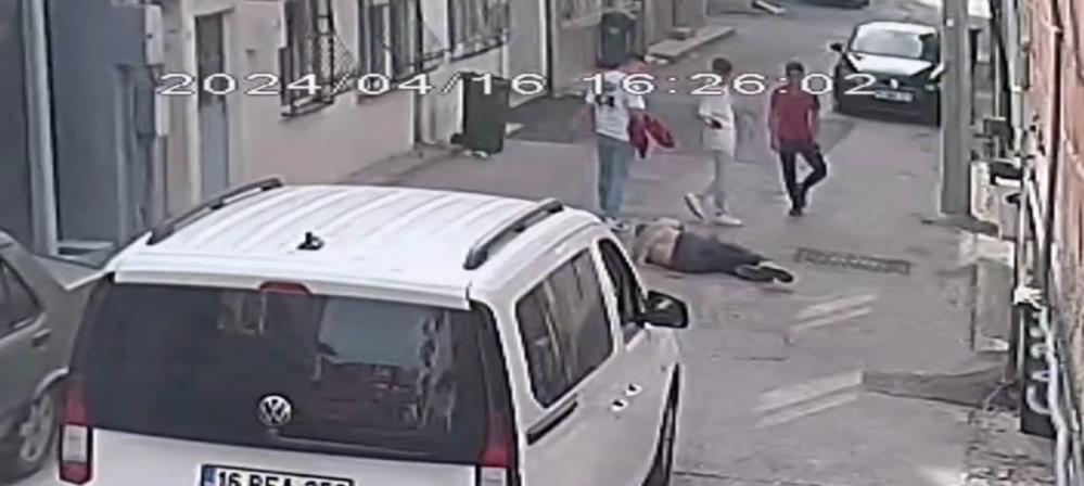 Bursa’da 3 genç tartıştıkları kişiyi öldüresiye dövdü Bursa’da 3 genç, tartıştıkları bir kişiyi acımasızca darp edip, kafasına
