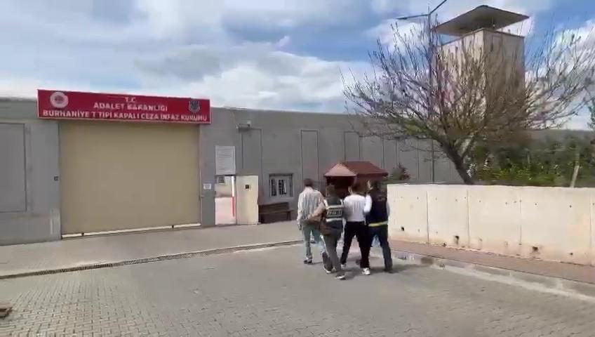 Firari hükümlüler polisten kaçamadı Edremit’te çeşitli suçlarda haklarında kesinleşmiş hapis cezası bulunan ve firari