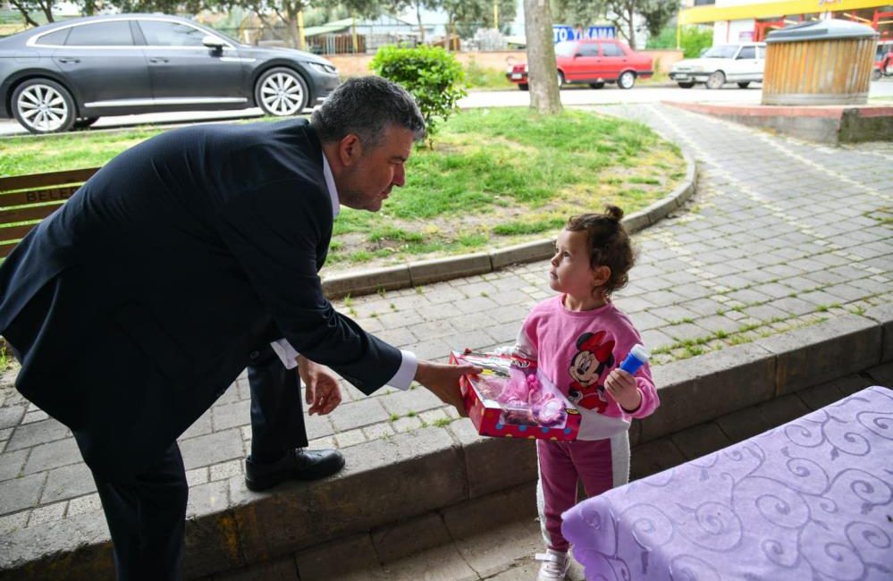 Hanımeli pazarında Başkan Mesut Akbıyık büyük ilgi Karesi Belediye Başkanı Mesut Akbıyık, çalışma mesaisine Hanımeli Pazarı’nı ziyaret
