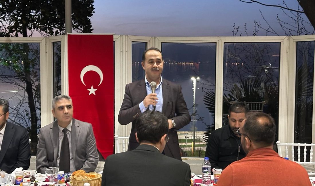 Bandırma Kaymakamı, iftarını roman vatandaşlarla yaparak birlik ve beraberliğin önemi