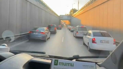 Bursa’da ambulansa fermuar sistemi ile yol veren otomobiller, ambulans personelinin