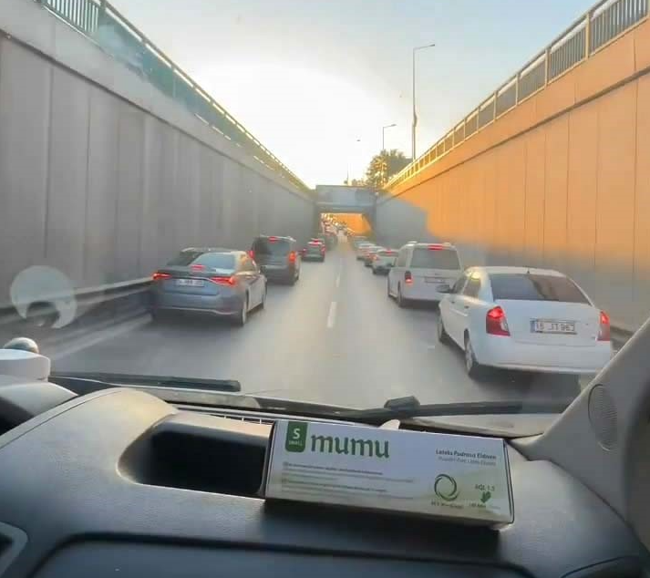 Bursa’da ambulansa fermuar sistemi ile yol veren otomobiller, ambulans personelinin