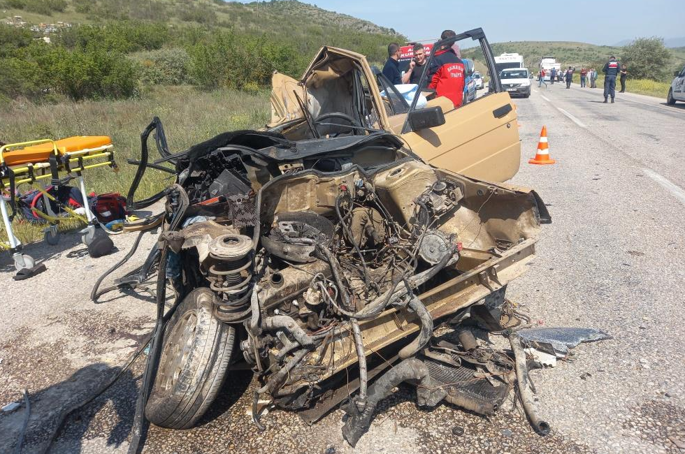 Kepsut’ta otomobilin tırla çarpışması sonucu meydana gelen kazada anne ve