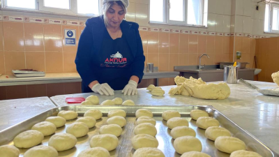 Aksaray’da memurken evde yaptığı yemekleri iş yerinde arkadaşlarına ikram eden