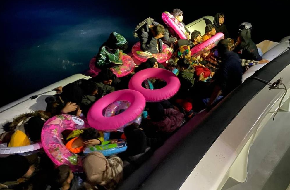 Ayvalık açıklarında 42 düzensiz göçmen yakalandı Ayvalık’ta mobil radar tarafından tespit edilen ve Yunanistan’a yasa dışı