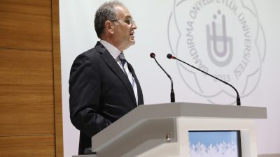 BANÜ’de gerçekleştirilen “2025 Akreditasyon Vizyonu” programında konuşma yapan BANÜ Rektörü