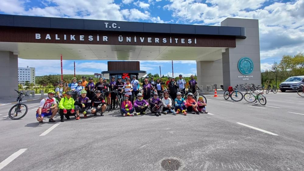 Önce bisiklet biniyor sonra okula gidiyorlar Balıkesir Üniversitesi Yerleşkesinde öğrenci ve akademisyenlerin kurduğu bisiklet grupları dersler