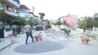 Burhaniye Belediyesi Fen İşleri Müdürlüğü ekipleri, ilçenin çeşitli bölgelerinde altyapı
